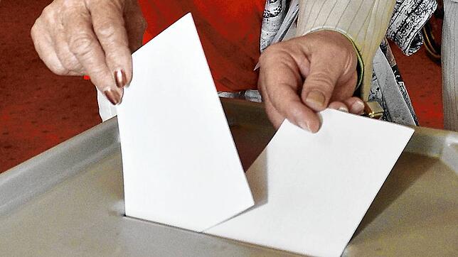 Zwei Stimmen gehen in die Wahlurne. Am Sonntag, 30. Juni, haben die Hüfinger dazu wieder die Möglichkeit (Symbolbild). Sie wählen dann ...