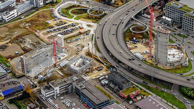 Rund um die Schänzebrücke wird aktuell gebaut: Rechts im Bild das Asisi-Panorama und links das neue Parkhaus Europaquartier, das ...