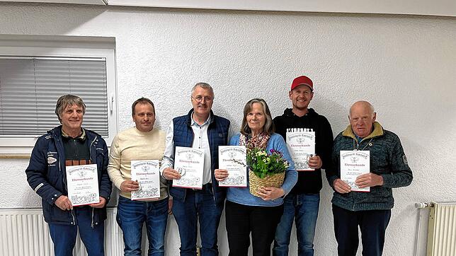 Die Geehrten 2024: von links Manfred Dengler (40 Jahre passiv), Bernhard Braun und Georg Kaiser ( 40 Jahre aktiv), Waltraud Dilger (50 ...