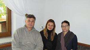 Georgiana Caitas (Mitte) wird mit ihren Eltern Tusor und Mandita den ehemaligen Landgasthof Kopp führen.