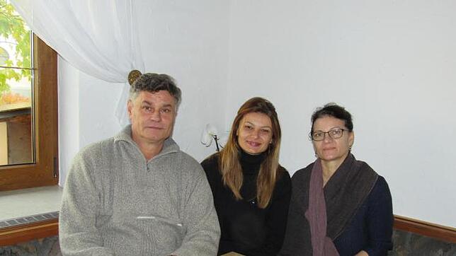 Georgiana Caitas (Mitte) wird mit ihren Eltern Tusor und Mandita den ehemaligen Landgasthof Kopp führen.