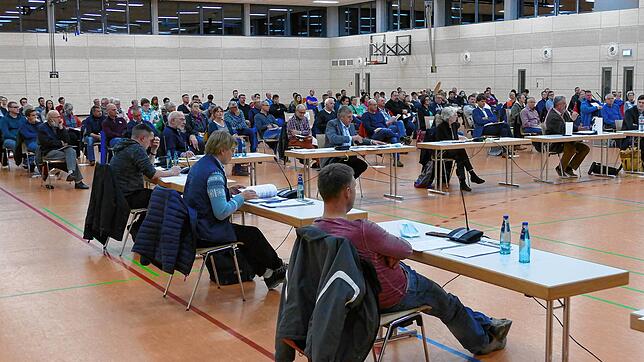 Rund 120 Zuhörerinnen und Zuhörer verfolgten die kontroverse Debatte des Gemeinderats über das geplante Fachmarktzentrum auf dem ...
