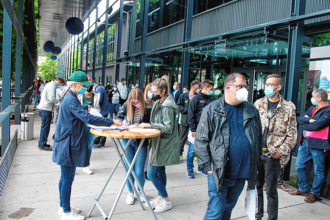 In der letzten halben Stunde vor Öffnung der Türen nimmt die Anzahl der Impfwilligen stetig zu.