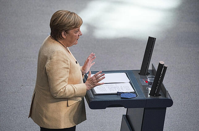 Bundestag Bundeskanzlerin Angela Merkel spricht im Plenum im Deutschen Bundestag.