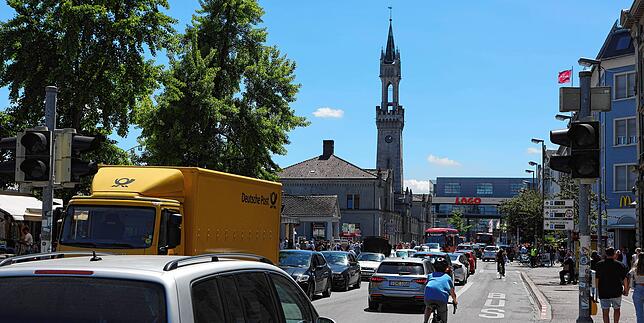 Auf dem Bahnhofsplatz staut sich der Verkehr.