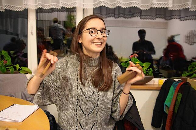 Lächeln lenkt von fehlendem Können ab: SÜDKURIER-Redakteurin Laura Marinovic beim Kleppern.