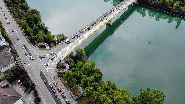 Die Fridolinsbrücke aus der Luft: Nadelöhr des grenzüberschreitenden Autoverkehrs ist der Zollübergang Stein-Bad Säckingen.