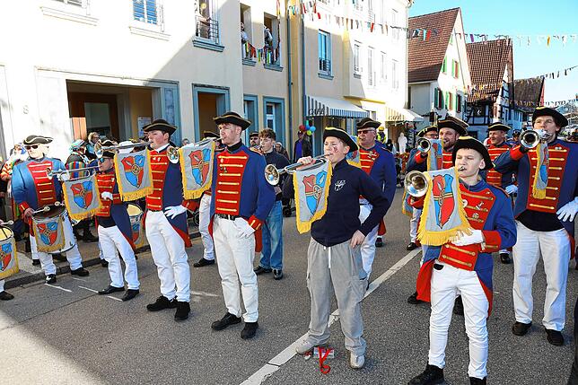 Bild 14: Mit einem Narrenbaumstellen eröffnete Ludwig Egenhofer in Allensbach das Seenarrentreffen 2024