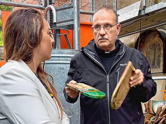 Pfarrer Matthias Schneider zeigt Lotto-Regionaldirektorin Marina Roßmann die Ziegel, die aussortiert werden. Bis spätestens Mitte Juni ...