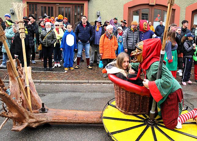 Bild 15: Hexensonntag: Urige Hexengestalten, Umzug und Hexenfeuer begeistern Besucher
