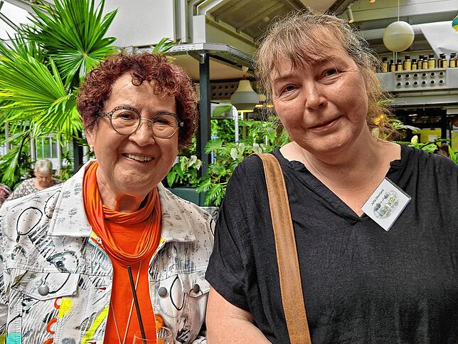 Jutta Obenland (rechts) vom Konstanzer Chor D‘Acchord und Ex-Vorständin vom ChorohneNamen war sehr überrascht und erfreut über die ...