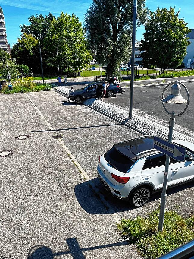 Und wieder ist ein Auto vom Weg abgekommen.