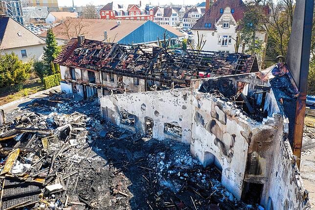 Nach dem Brand der Friedenskirche in Singen zeigt sich das Ausmaß der Zerstörung aus der Luft (Aufnahme mit Drohne).