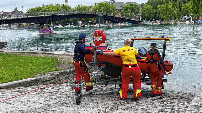 DLRG, Polizei und weitere Rettungskräfte suchen am Donnerstag, 8. August, am Konstanzer Seerhein nach einer vermissten Person.