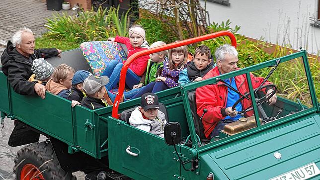 Der Unimog mit gepolsterter Ladefläche war als Sitzplatz für die Ausfahrt bei den Kindern besonders beliebt. Bild: Hans-Jürgen Sackmann