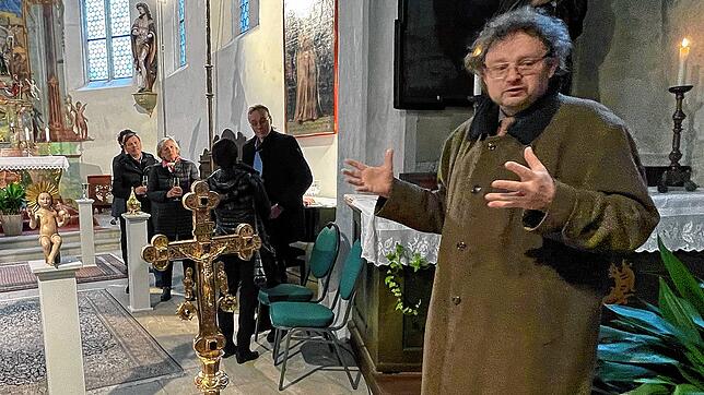 Der studierte Opernsänger Ulrich Köberle bei der Ausstellung von sakralen Kunstschätzen in der Kirche St. Jodok im April 2022. ...