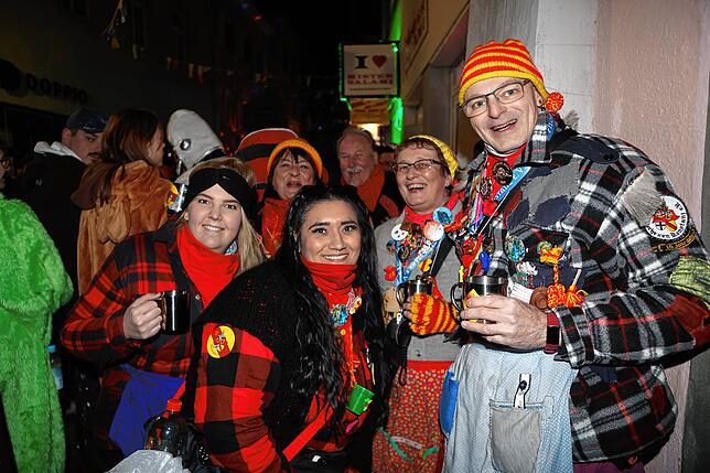 Bild 8: Konstanzer Straßenfasnacht 2025: Am Fasnachtssamstag werden Besenwirtschaften gestürmt
