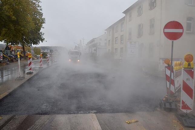 Ein Fahrzeug bringt den speziellen Haftkleber auf, damit Binde- und Tragschicht sich gut verbinden. Durch Kälte und Nässe von oben, aber ...