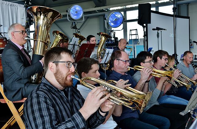 Und die Tuba spielt ... Horst Hall (links): Aasens Ortsvorsteher, einst Gründer des Unternehmens AP&S, ist heute dessen ...
