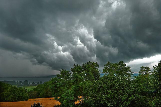 Endlich Regen: Über dem Bodanrück türmen sich Wolken auf.