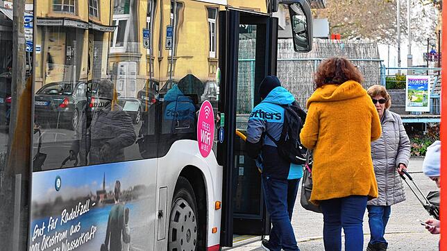 Wie sollen sich die Radolfzeller künftig in ihrer Stadt bewegen? Zu Fuß oder wie hier mit dem Bus? Die Stadtverwaltung möchte die ...