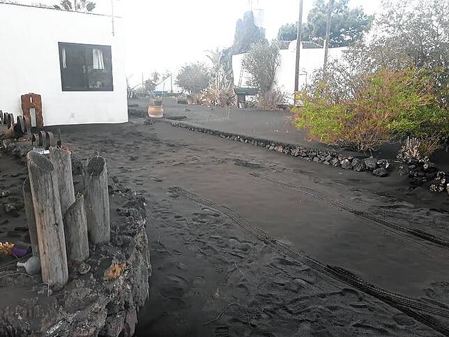 Ein unwirkliches Bild: Noch bevor die Lava kam, legte sich die Asche nach dem Vulkanausbruch wie ein schwarzes Kleid über die Landschaft.