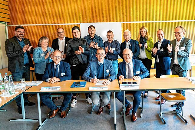 Sie unterzeichnen die gemeinsame Kooperationsvereinbarung zur Ausbildung im Fleischerhandwerk (vorne von links): Svjetlan Magazinovic, ...