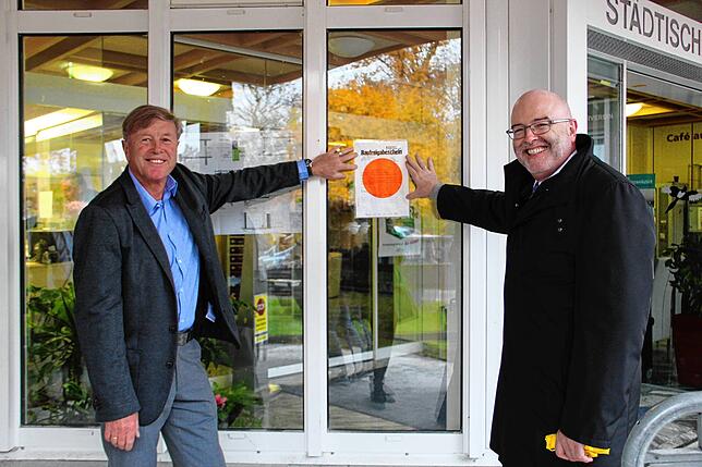 Oktober 2015: Hubert Steinmann und Rainer Stolz freuen sich über die Baufreigabe am Krankenhaus.