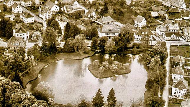 Eine historische Aufnahme des Stadtsees mit der Insel in der Mitte.