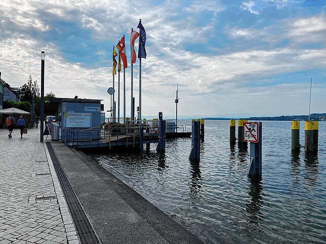 Der Landungsplatz am Freitagmorgen. Hier sind noch ein paar Stufen Puffer, bis das Wasser auf den Landungsplatz tritt.