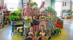 Stolz präsentierten die Schulanfänger des Nussbacher Kindergartens ihre im Blumengeschäft Naturwerk selbst gemachten Gestecke. Foto: ...