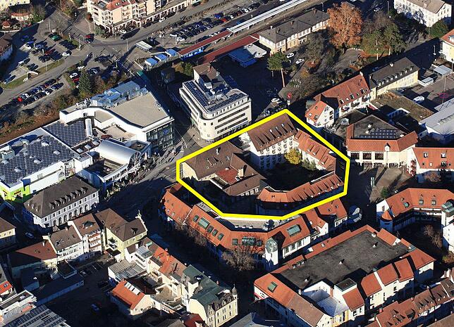 Das Areal des Marienhauses ist im Luftbild gut zu erkennen. Unsere gelbe Kennzeichnung verdeutlicht die Größe des 3000 Quadratmeter ...