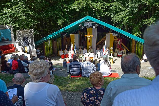 Im Atrium der Waldbühne in Burghasungen fand 2019 der große Festgottesdienst statt.