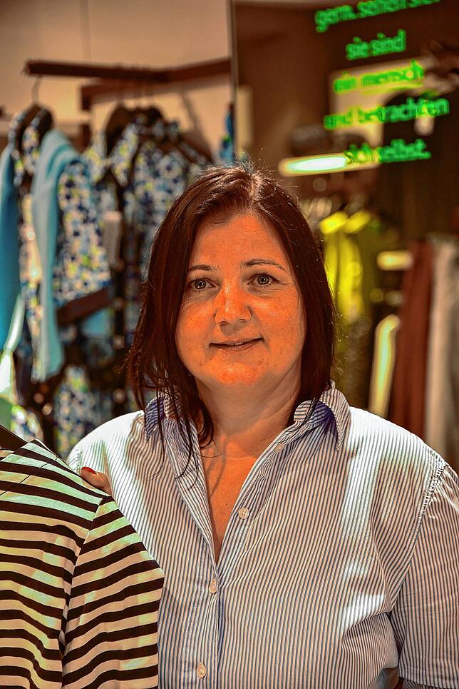 Doreen Walke von der Boutique Benetton ist kritisch, ob die Lockerungen nicht ein paar Wochen zu früh gekommen sind.