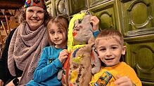 Zunftmeisterin Birgit Beck freut sich über die Kinder-Fasnetspuppe, an der auch Svea und Thorin mitgebastelt haben.