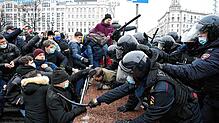 Oppositionelle Demonstranten bei einer Demonstration für Alexej Nawalny im Januar 2021: Die russische Autorin geht mit ihren Landsleuten ...