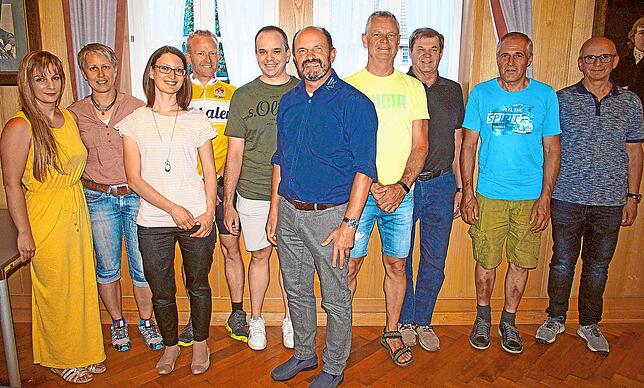 Der neu gewählte Vorstand des Vereins Schwarzwald Bike Marathon (von links): Juliane Güttsches, Antje Jäger, Lisa Fehrenbach, Daniel ...