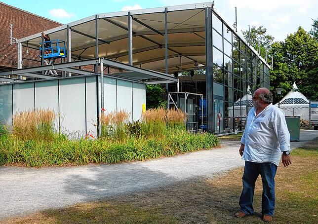 Eventmanager Reinhard Weigelt vor dem Glaspavillon im Badgarten im Sommer 2018.