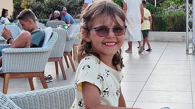 Die siebenjährige Liah kann nur mit einer Spezialbrille nach draußen. Trotz ihrer Einschränkung ist das Mädchen fröhlich und aufgeweckt. ...