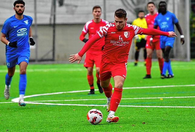 Vergeblicher Versuch: Mehrmals scheiterte Torjäger Nico Reichardt daran, für den FC Schlüchttal beim TuS Stetten die Führung zu erzielen.