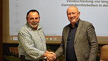 Wolfgang Kromer (links) war seit Juni 1993 im Lauchringer Freibad tätig. Bürgermeister und Gemeinderäte verabschieden ihn mit Applaus.