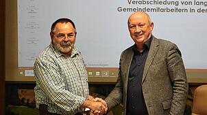 Wolfgang Kromer (links) war seit Juni 1993 im Lauchringer Freibad tätig. Bürgermeister und Gemeinderäte verabschieden ihn mit Applaus.