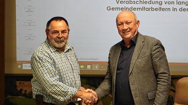 Wolfgang Kromer (links) war seit Juni 1993 im Lauchringer Freibad tätig. Bürgermeister und Gemeinderäte verabschieden ihn mit Applaus.