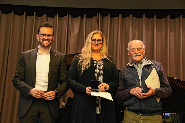 Die Bürgermedaille in Silber ging an Sandra Röhrenbach (Mitte) und Herbert Josef Rück (rechts). Bürgermeister Johannes Henne (links) hob ...