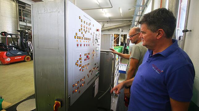 Das Herzstück der Verabreitung: die vollautomatische Steuerung. Der Geschäftsführer des Winzervereins Hagnau, Tobias Keck (rechts), ...