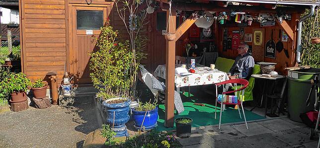 Hinterhofatmosphäre mit Laube: Siegfrid Harder im Garten. Hier lebt er seit fast 80 Jahren.