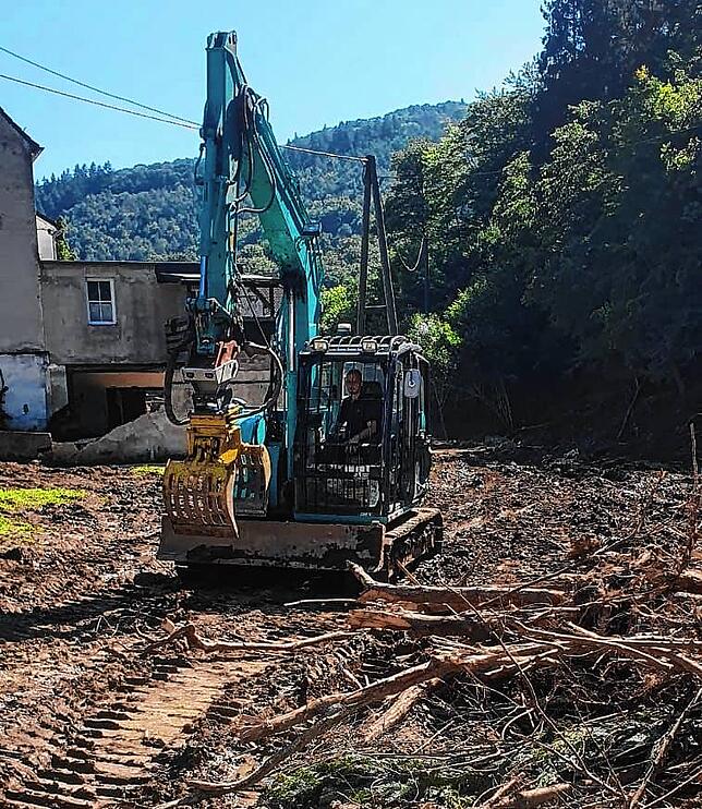 Täglich zwölf Stunden waren die Helfenden im Einsatz, um Zufahrten und Höfe von Schutt zu befreien.