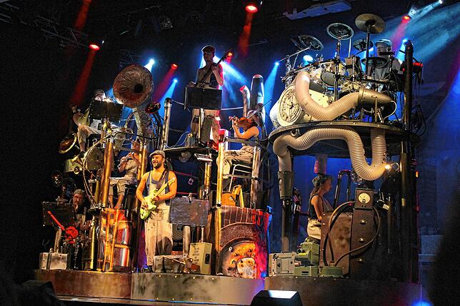 Tolle Musik: Die Musiker des Orchesters waren in das Bühnenbild integriert.