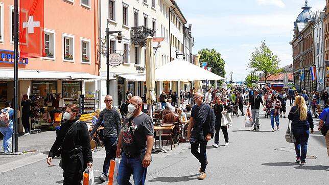Im Sommer war die Marktstätte in Konstanz an sonnigen Tagen gut gefüllt. Doch der Eindruck trügt: Laut IHK-Umfrage fehlt den Händlern ...