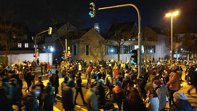 Blick auf die Demo in Ravensburg am Montagabend.